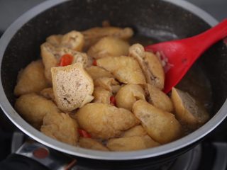 14、红烧油豆腐,煮至豆腐充分的吸饱汤汁后大火翻炒收汁