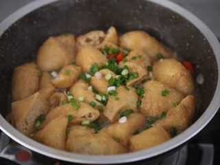 15、红烧油豆腐,最后撒上葱花