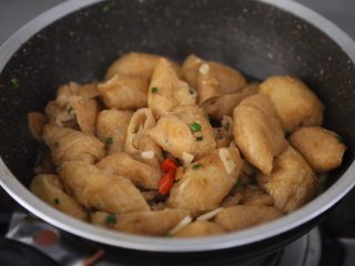 16、红烧油豆腐,翻拌均匀即可