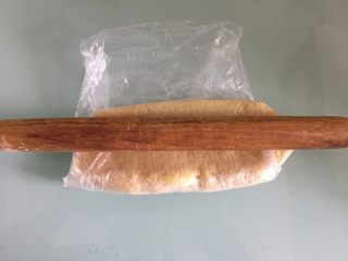 4、三鲜小米锅巴,用擀面杖轻轻擀平整