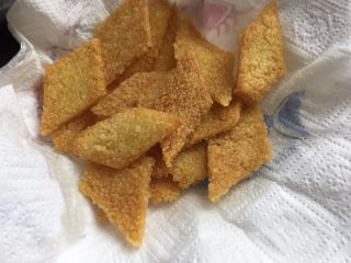 7、三鲜小米锅巴,用厨房纸巾吸去多余油份