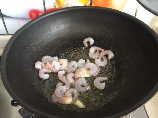 8、三鲜小米锅巴,另起油锅爆香蒜片,虾仁提前用料酒、盐、玉米淀粉抓匀后,放入锅中炒至变色