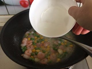 10、三鲜小米锅巴,加点盐、鸡粉,淋入湿淀粉勾芡,搅拌均匀