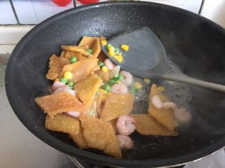 11、三鲜小米锅巴,倒入复炸后的小米锅巴炒匀即可