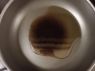 1、红烧王特鲳鱼,热锅冷油。