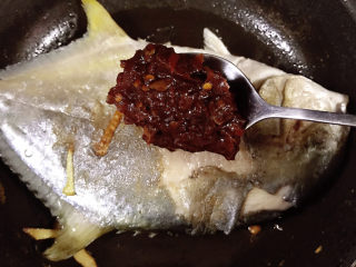 5、红烧王特鲳鱼,豆瓣酱放入锅中