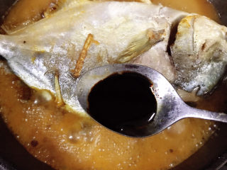 9、红烧王特鲳鱼,加入老抽