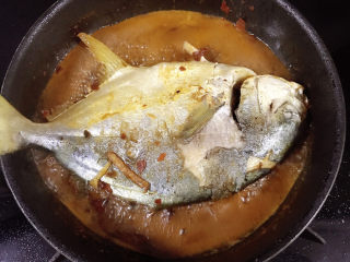 11、红烧王特鲳鱼,煮5分钟。
