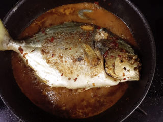 13、红烧王特鲳鱼,煮至汤汁收干。