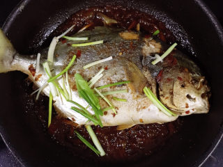 14、红烧王特鲳鱼,下小葱段、白糖。