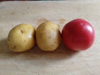 1、番茄土豆片,2个土豆，一个番茄。