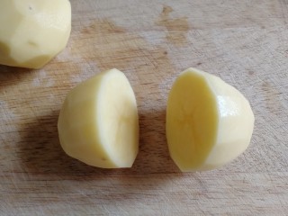 2、番茄土豆片,土豆去皮，对切。