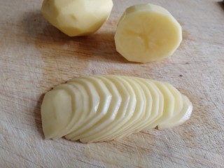 3、番茄土豆片,切薄厚均匀的片。