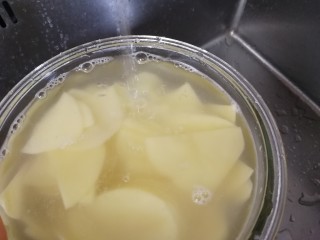 4、番茄土豆片,清水洗去土豆淀粉。