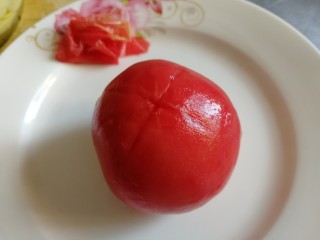 6、番茄土豆片,扒去外皮。