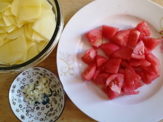 8、番茄土豆片,切小块儿，蒜切碎。