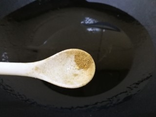 9、番茄土豆片,热锅倒入适量油，油微热放入十三香，小火炸香。