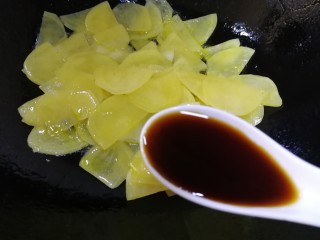 11、番茄土豆片,文火翻炒均匀，土豆片变透明，放入一汤匙生抽。