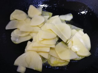 10、番茄土豆片,油温五成热放入土豆片。