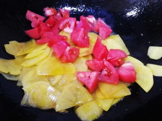 13、番茄土豆片,放入番茄块。