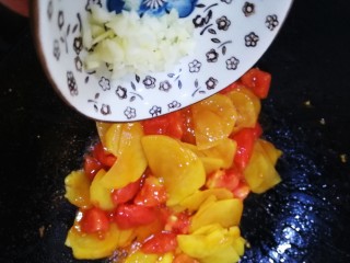 15、番茄土豆片,出锅前洒上蒜末。