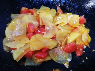 16、番茄土豆片,炒匀即可。