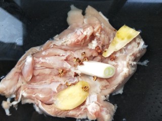 2、大吉大利香辣口水鸡,冷水下锅，放姜片，葱段，花椒粒，适量料酒，放入去骨鸡腿。