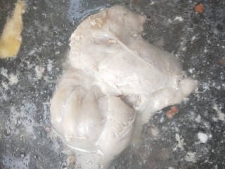 3、大吉大利香辣口水鸡,大火烧开转中火煮10分钟关火焖10分钟，捞出放冰水中浸泡，凉透后取出用厨房纸擦干水分。