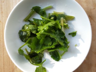 7、大吉大利香辣口水鸡,切小段备用。