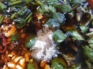 22、大吉大利香辣口水鸡,一小勺白胡椒粉。