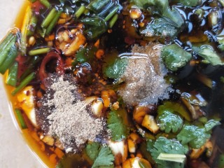 23、大吉大利香辣口水鸡,少许花椒粉。