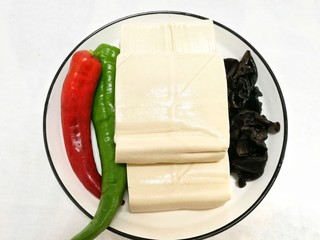 1、三鲜豆腐,准备好所有食材。