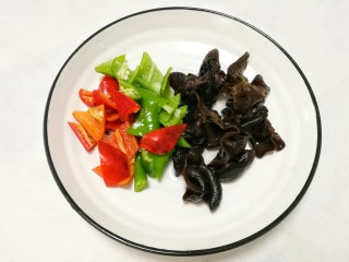3、三鲜豆腐,青红椒木耳切碎。