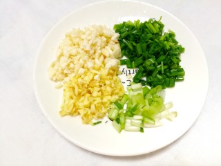 4、三鲜豆腐,葱姜蒜切碎。