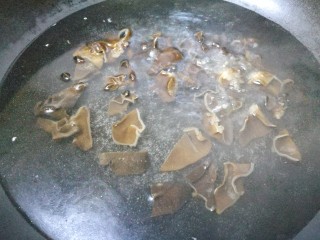 5、三鲜豆腐,木耳焯水一分钟捞出。