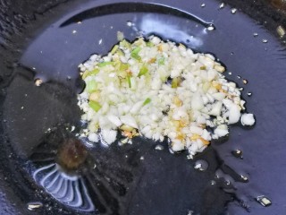 8、三鲜豆腐,锅中爆香姜蒜，