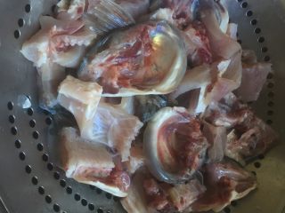 1、酸菜鱼,鱼肉破肚！把骨头和肉分开！肉斜刀切片