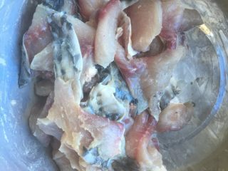 2、酸菜鱼,鱼肉用盆装上放淀粉、胡椒粉、盐、少许水拌匀放一边备用