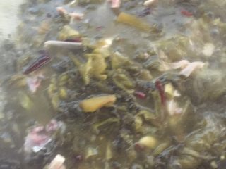 3、酸菜鱼,起锅烧底油把已经配好的泡椒、红干椒、姜、葱爆锅！爆香后放酸菜炒香、然后加适量水。水烧开放入鱼骨头炖至成熟