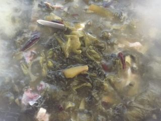 4、酸菜鱼,把已经成熟的鱼骨头和酸菜一块捞出放置碗中！然后再把腌制好的鱼肉放至汤中煮熟，捞出摆入盘中，把蒜末倒入汤中烧一会浇入碗中。