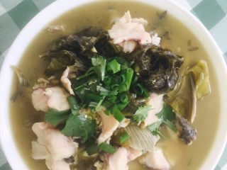 5、酸菜鱼,后面洒上香菜或小葱花即可！