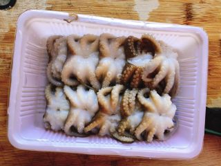 1、辣味咖喱小章鱼(八爪鱼),买来300克小章鱼,并清洗干净。
