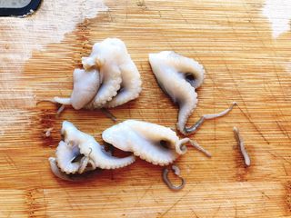 2、辣味咖喱小章鱼(八爪鱼),将一只章鱼切成4片,不切也可以,我个人比较喜欢吃细食。