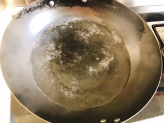 3、辣味咖喱小章鱼(八爪鱼),锅里倒入1盆水,烧开。