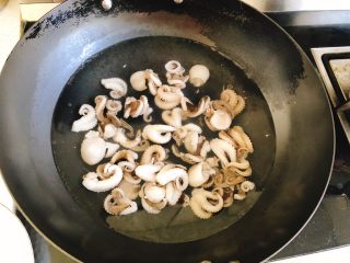 4、辣味咖喱小章鱼(八爪鱼),将章鱼倒入水中捞1分钟。
