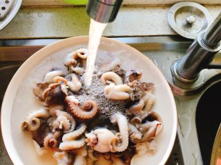 5、辣味咖喱小章鱼(八爪鱼),捞起来的章鱼用冷水冲洗一遍。