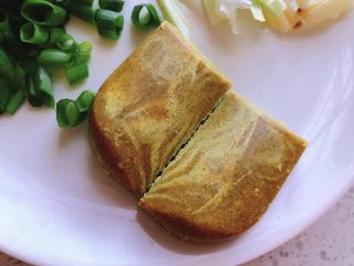 6、辣味咖喱小章鱼(八爪鱼),准备2片咖喱块。