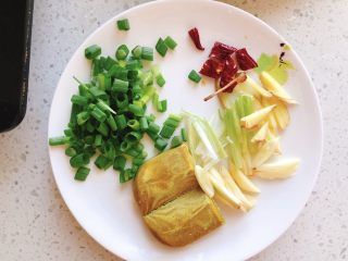 7、辣味咖喱小章鱼(八爪鱼),姜、蒜头、葱白切丝,葱叶、辣椒切段。我这里用的是朝天椒,对于南方人来说感觉已经很辣了,喜欢吃辣的朋友自己可以多放些。