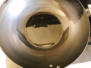 8、辣味咖喱小章鱼(八爪鱼),锅里倒入少许食用油,大火烧热。