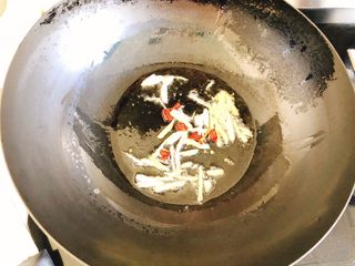 9、辣味咖喱小章鱼(八爪鱼),倒入蒜头、葱白、辣椒、姜炒香,约30秒。